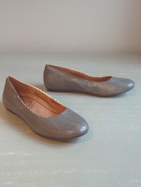 Vionic Gray Scalloped Edge Ballet Flats